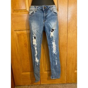 Distressed super skinny jeans.